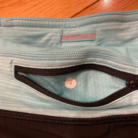 Lululemon short size 4 - Picture 2 of 2